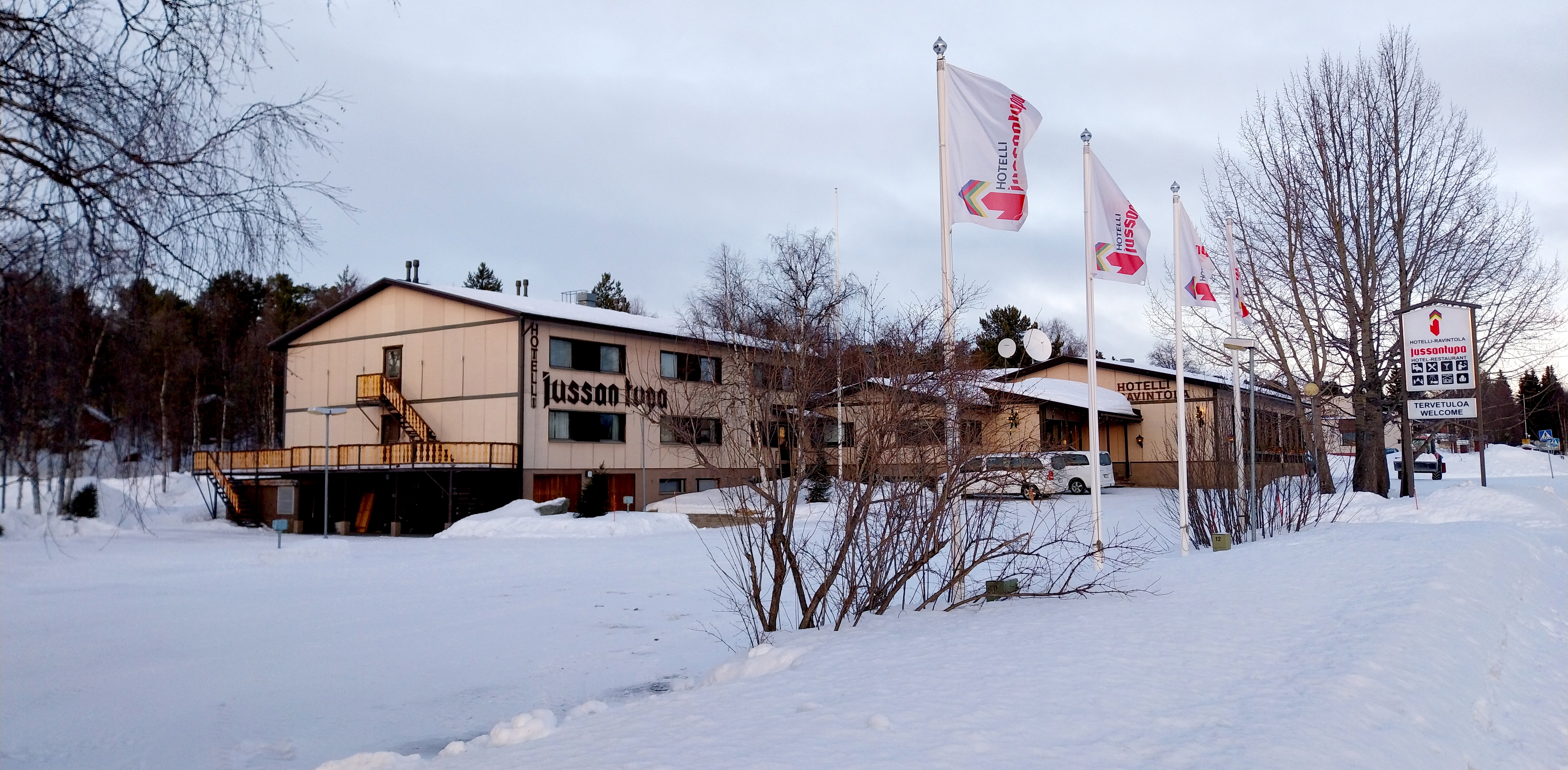 The exterior of the Hotelli Jussantupa in Hetta covered in snow
