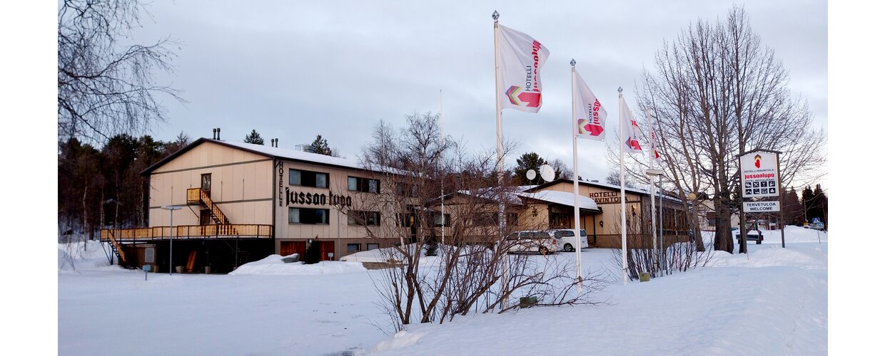 The exterior of the Hotelli Jussantupa in Hetta covered in snow
