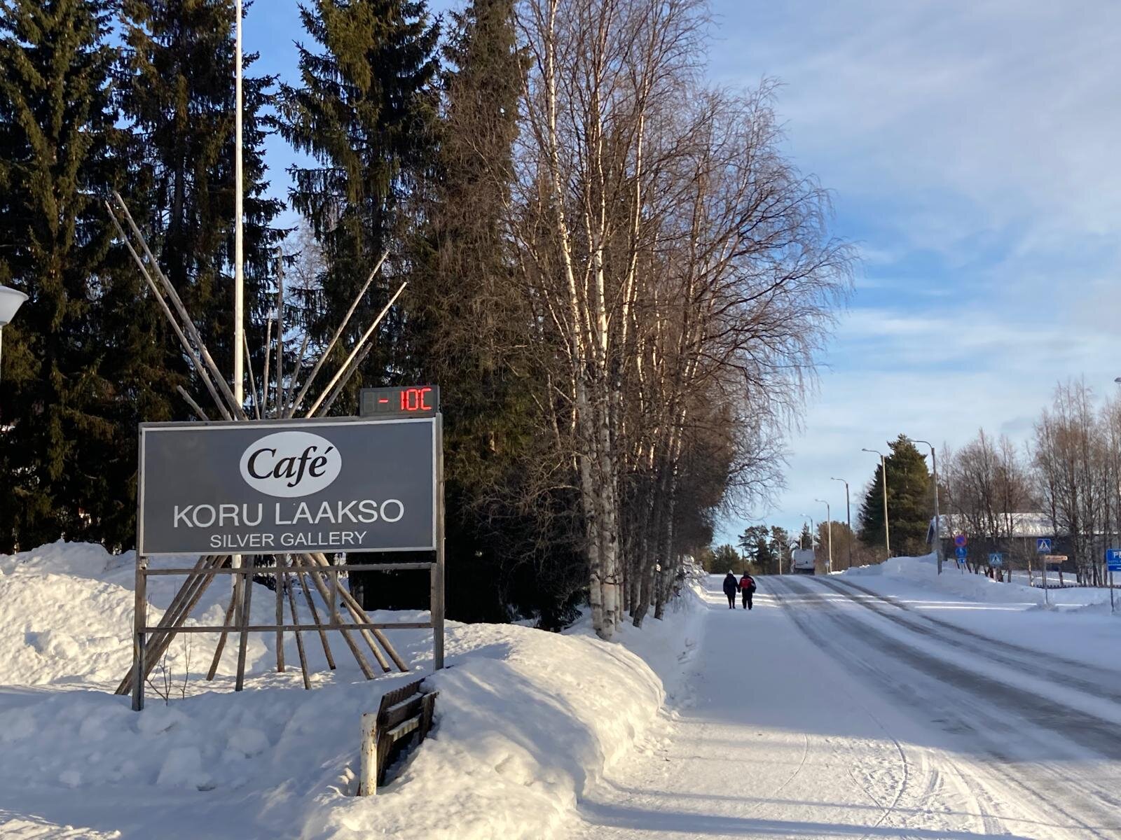 The sign in front of Koru Laakso Silver Gallery with the temperature displaying