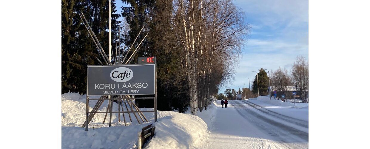 The sign in front of Koru Laakso Silver Gallery with the temperature displaying