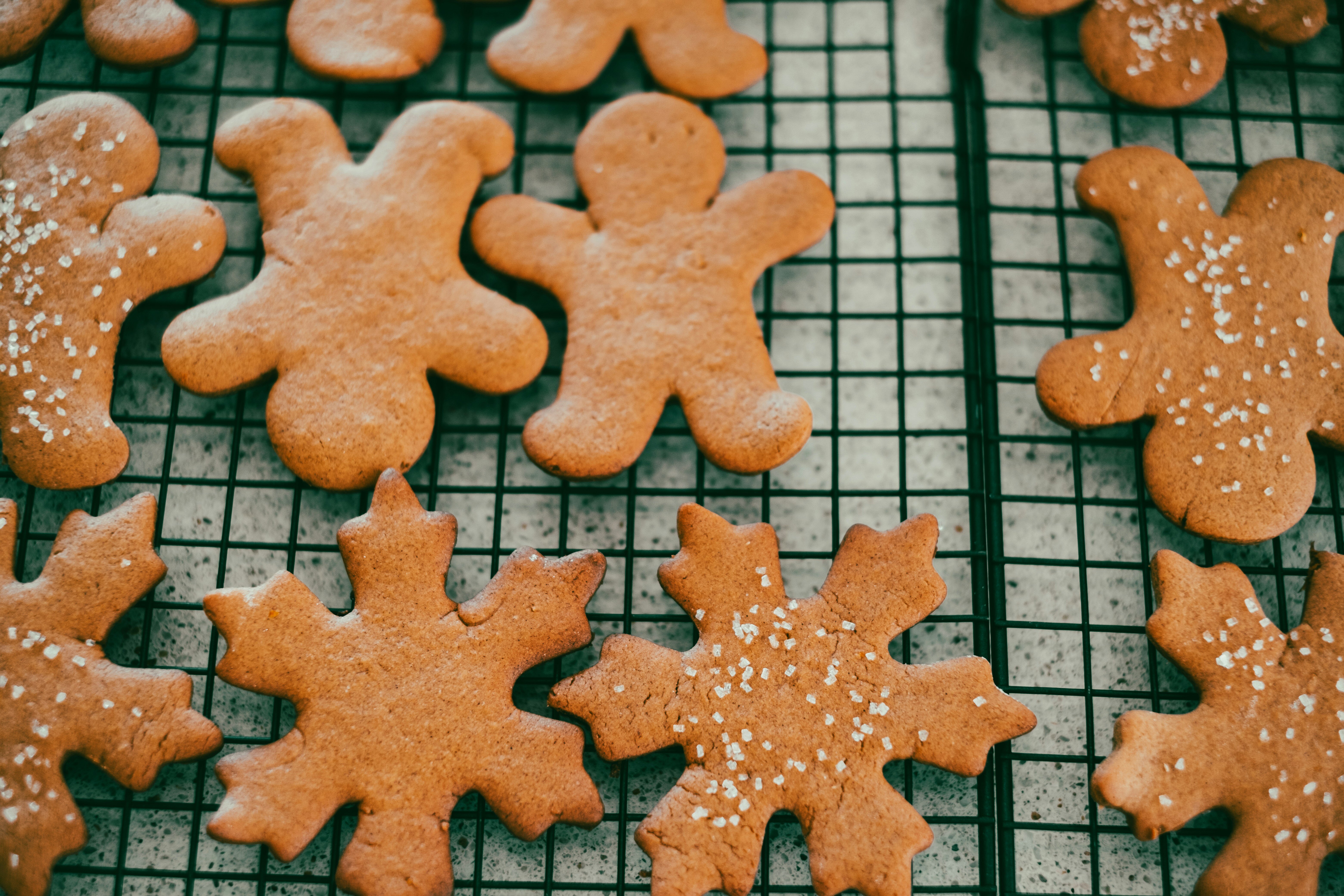 A cooling tray of classic Finnish gingerbread biscuits